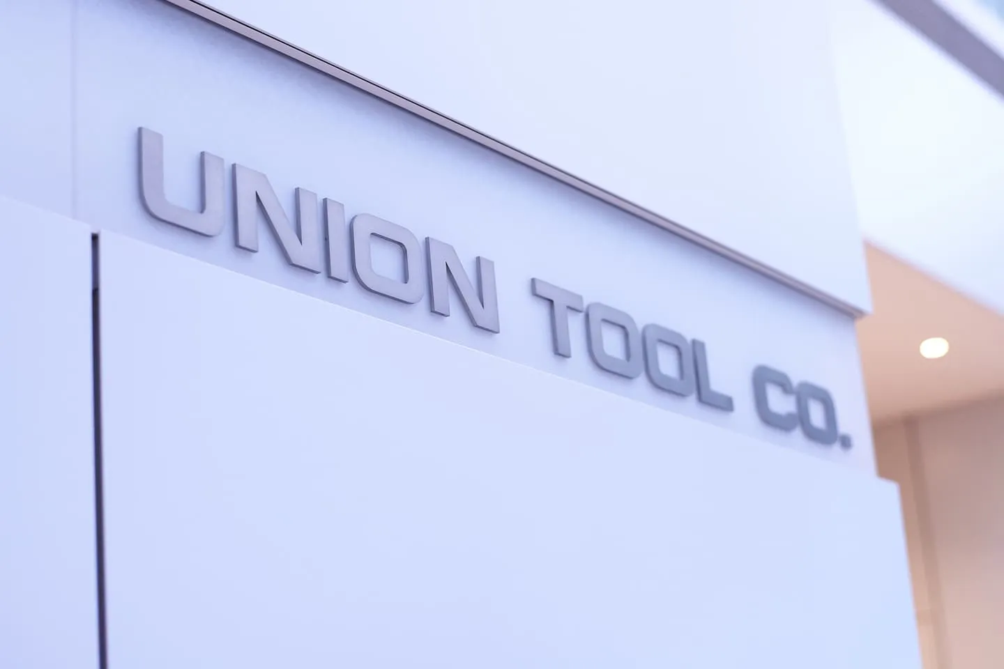 UNION TOOL CO.のロゴが浮き彫りになった壁