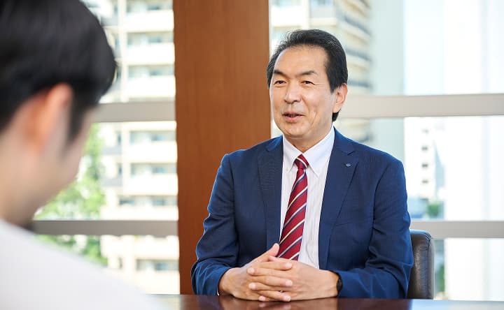 渡邉社長がインタビューに答えている様子