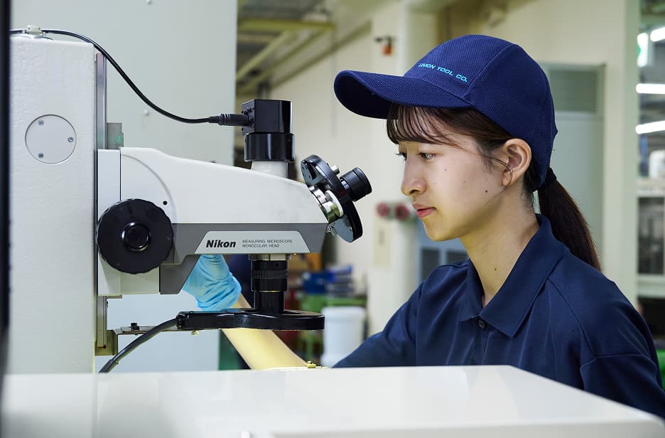 自社設備を操作している女性社員の写真