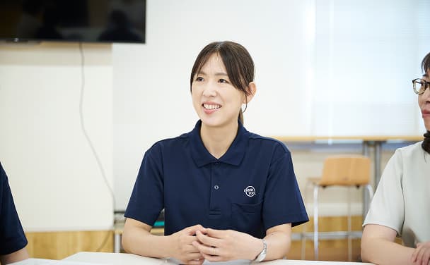 女性社員がインタビューに答えている様子