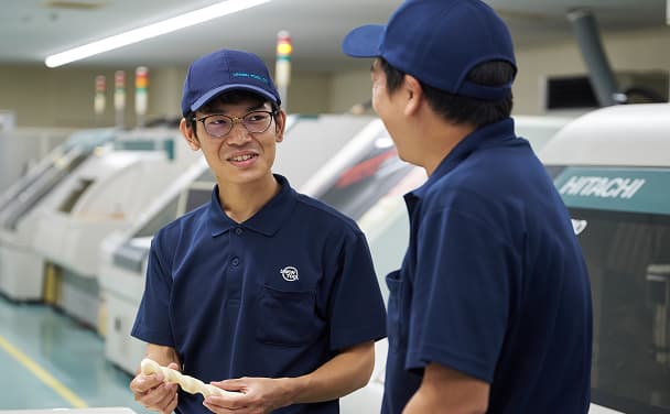 男性社員がインタビューに答えている様子
